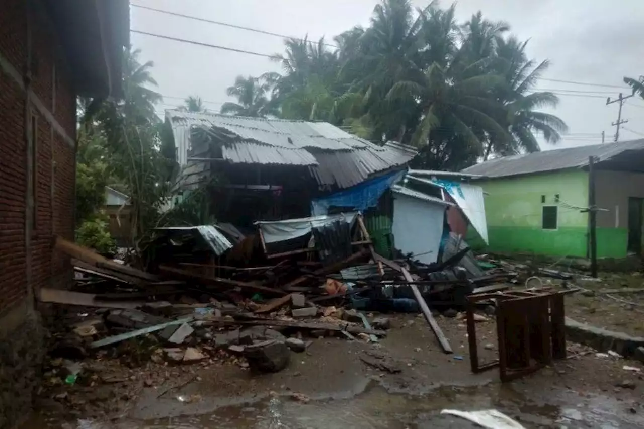 13 Rumah Warga Rusak Diterjang Gelombang Pasang di Mamuju