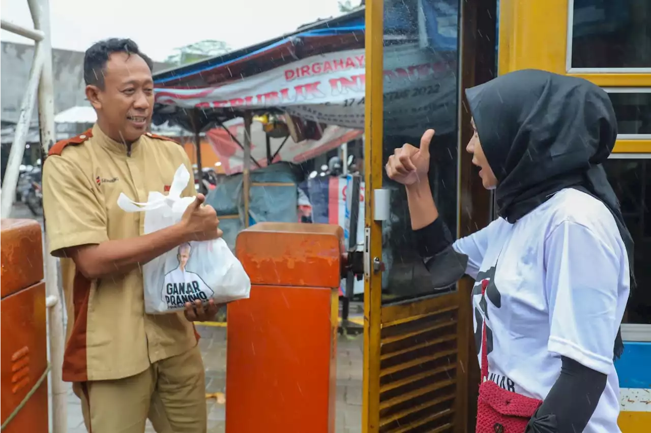 Sukarelawan Gardu Ganjar Bagikan Sembako Untuk Warga di Pasar Ciputat