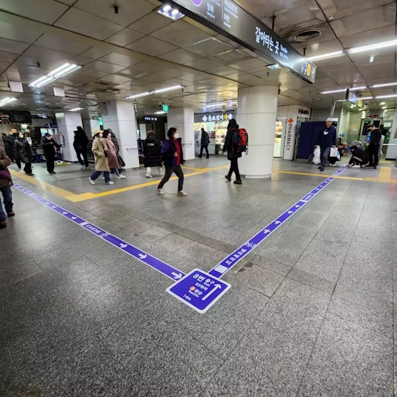 지하철서 ‘군청색 바닥띠’를 따라가면 엘리베이터가 있다