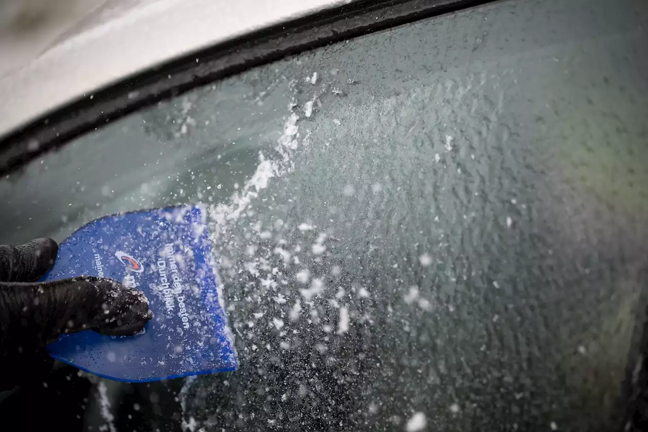 'Es mucho más útil': el consejo de la Guardia Civil para eliminar el hielo del parabrisas de tu coche