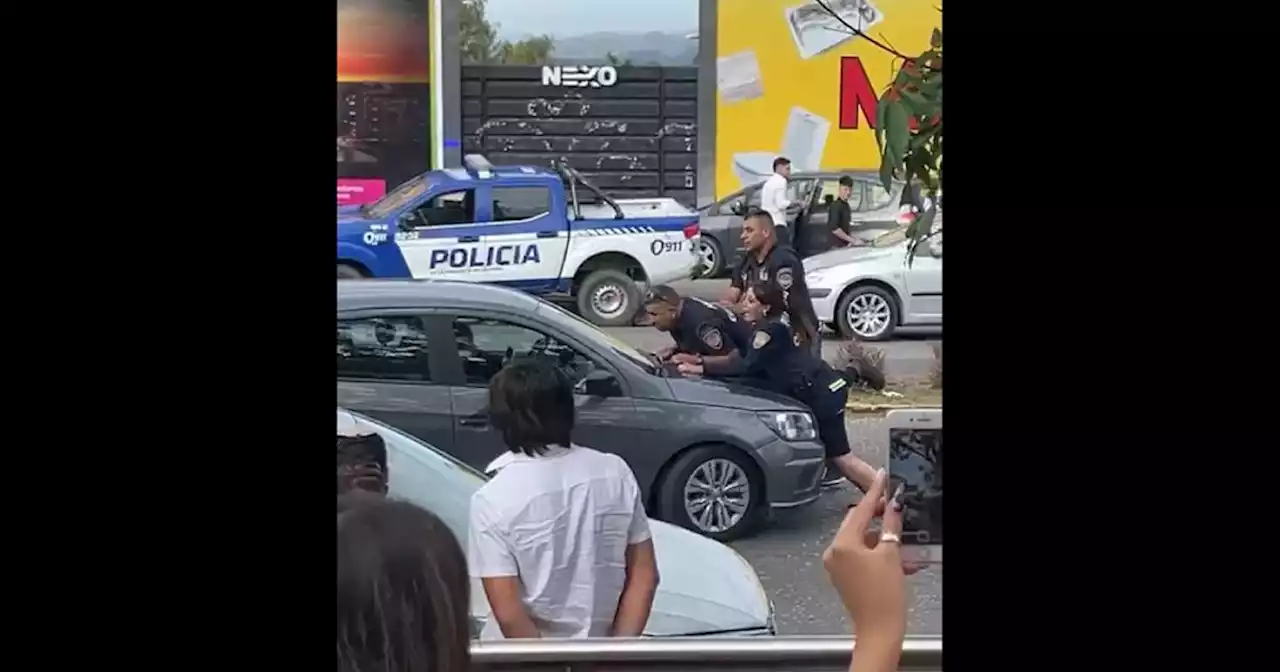 Córdoba: un joven arrastró a dos policías en el capot de su automóvil y terminó detenido | Sucesos | La Voz del Interior