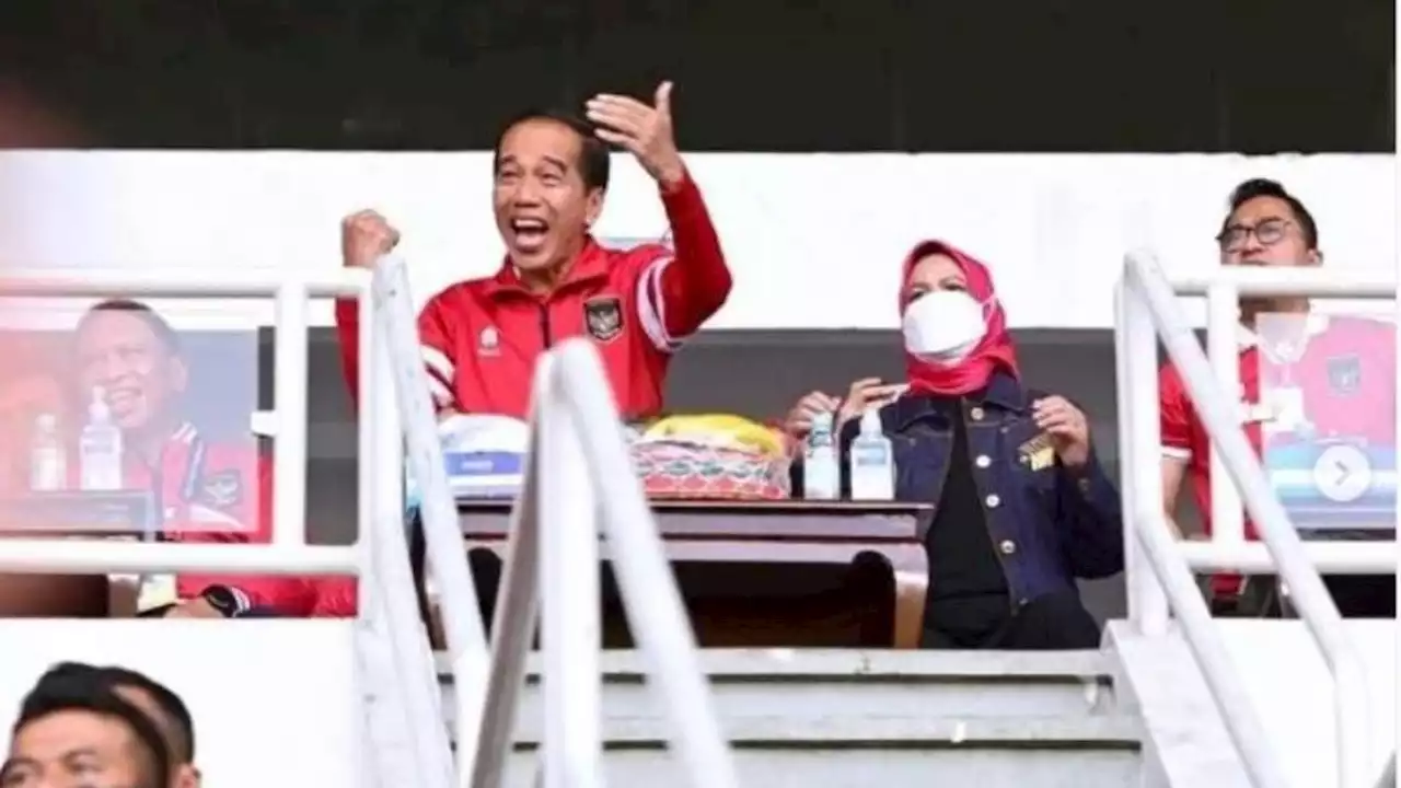 Tonton Timnas Indonesia di Piala AFF 2022, Iriana Jokowi Pakai Jaket Sporty Mewah