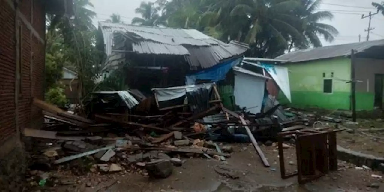 Gelombang Pasang Terjang Pesisir Mamuju, Belasan Rumah Rusak Berat | merdeka.com