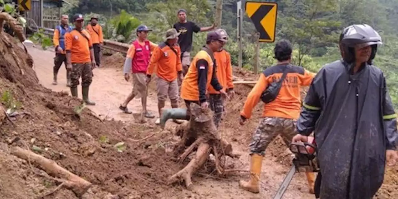 Tebing Sepanjang 40 Meter Longsor, Akses Satu Desa di Kudus Tertutup | merdeka.com