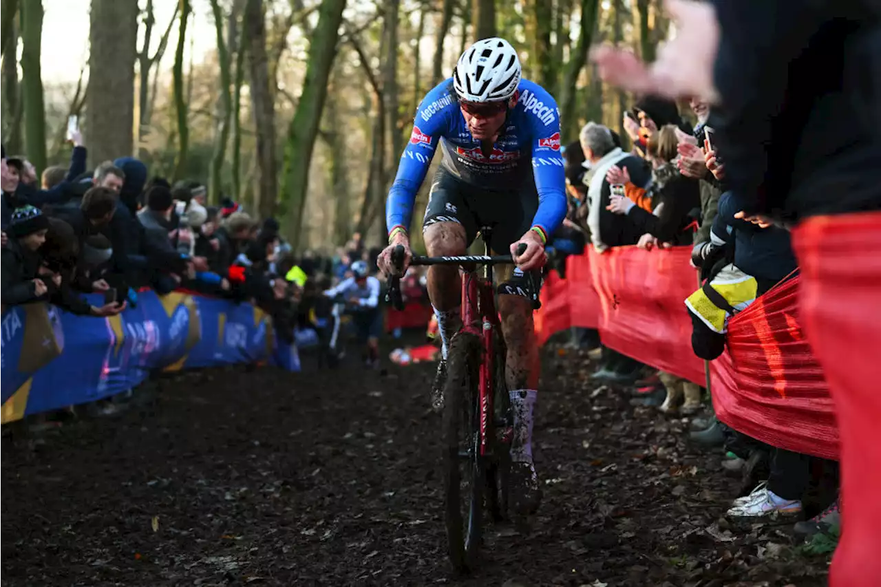 Van der Poel verslaat Van Aert en Pidcock in titanengevecht en wint in Gavere