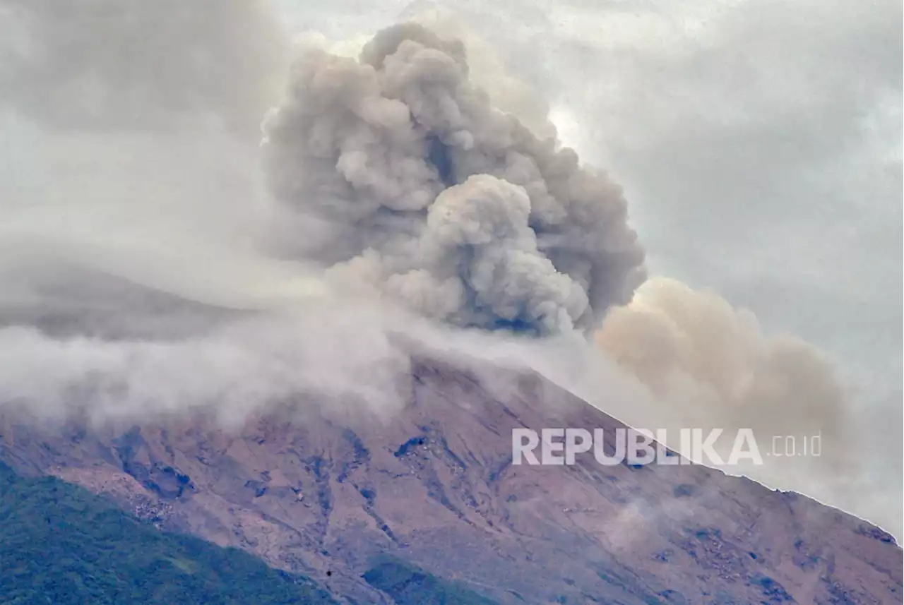 Erupsi Gunung Kerinci Akibatkan Bibir Kawah Retak |Republika Online