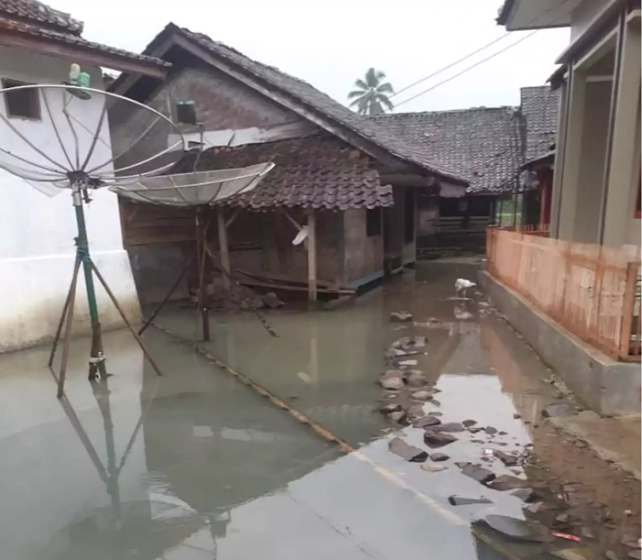 Hujan Deras Sebabkan Longsor dan Banjir di Dua Titik Sukabumi |Republika Online