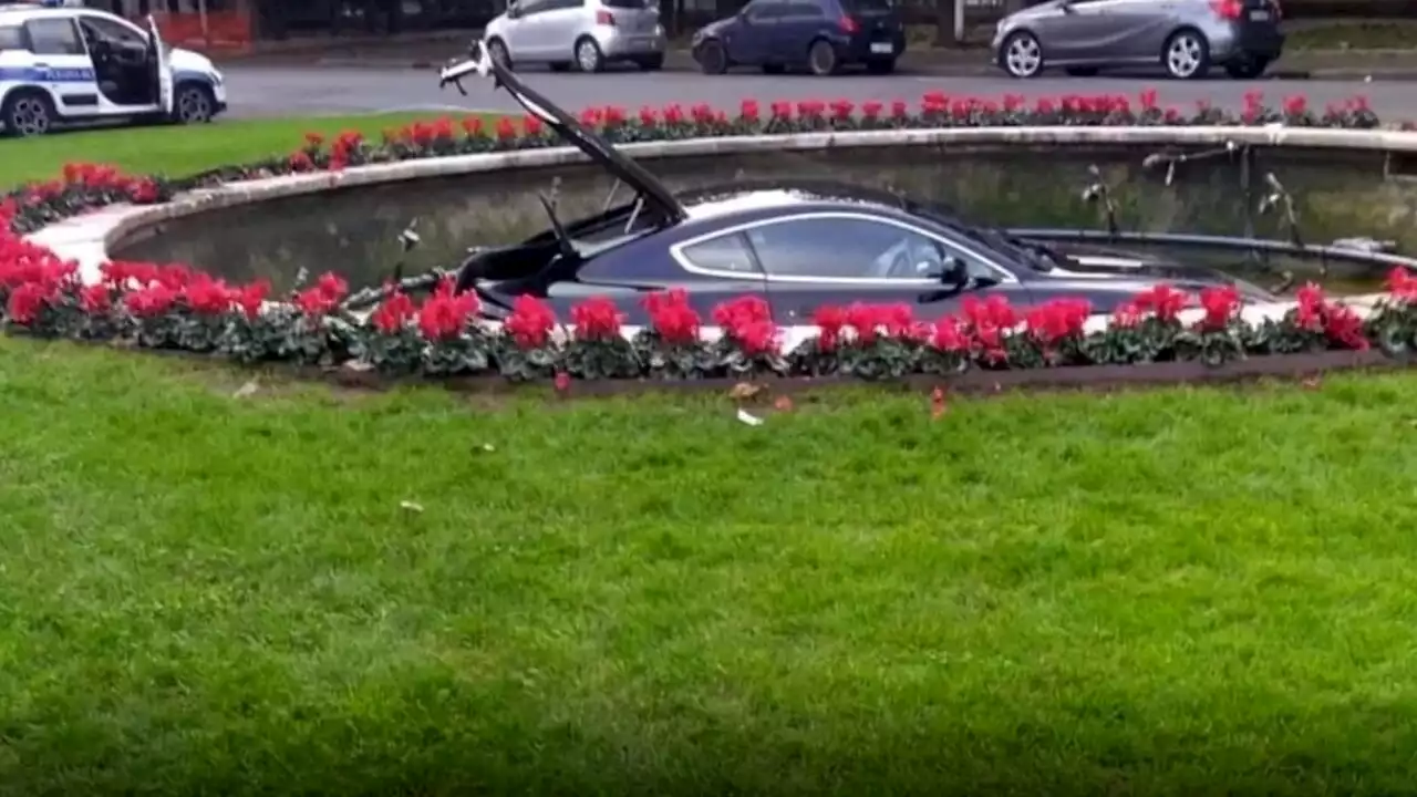 Ancora un'auto nella fontana del Colosseo Quadrato: è un'Aston Martin