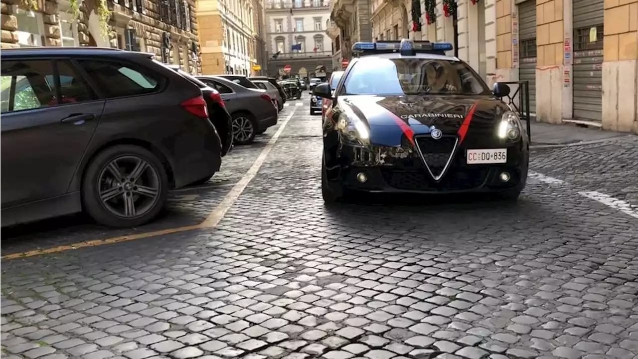 Ruba la borsa dalla sedia accanto ma finisce in manette la ladra del dehor