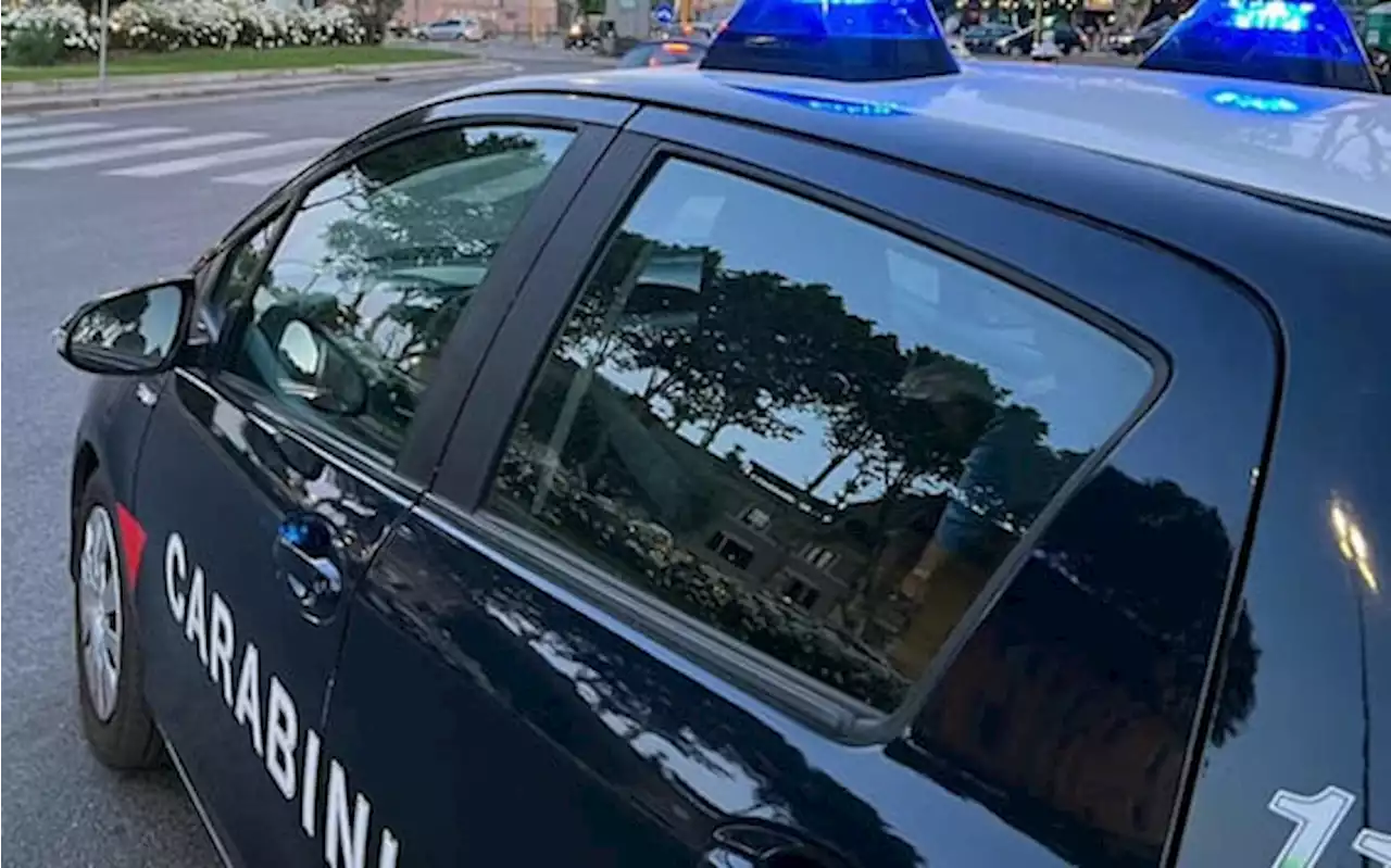 Napoli, coniugi ladri di palladio arrestati in flagranza di reato