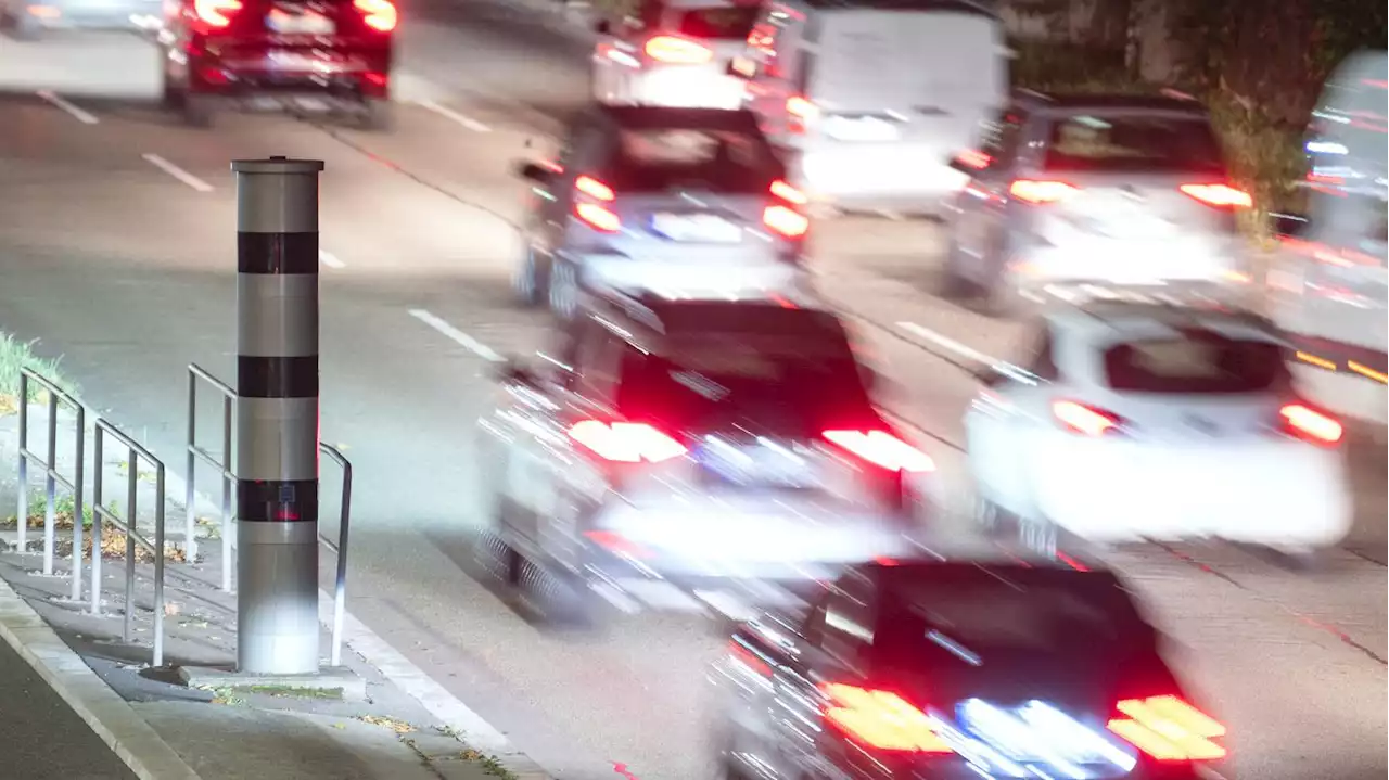 Lasergewitter auf Berlins Hauptverkehrsader: Defekter Dauer-Blitzer von Polizisten mit Papiertüte gebändigt