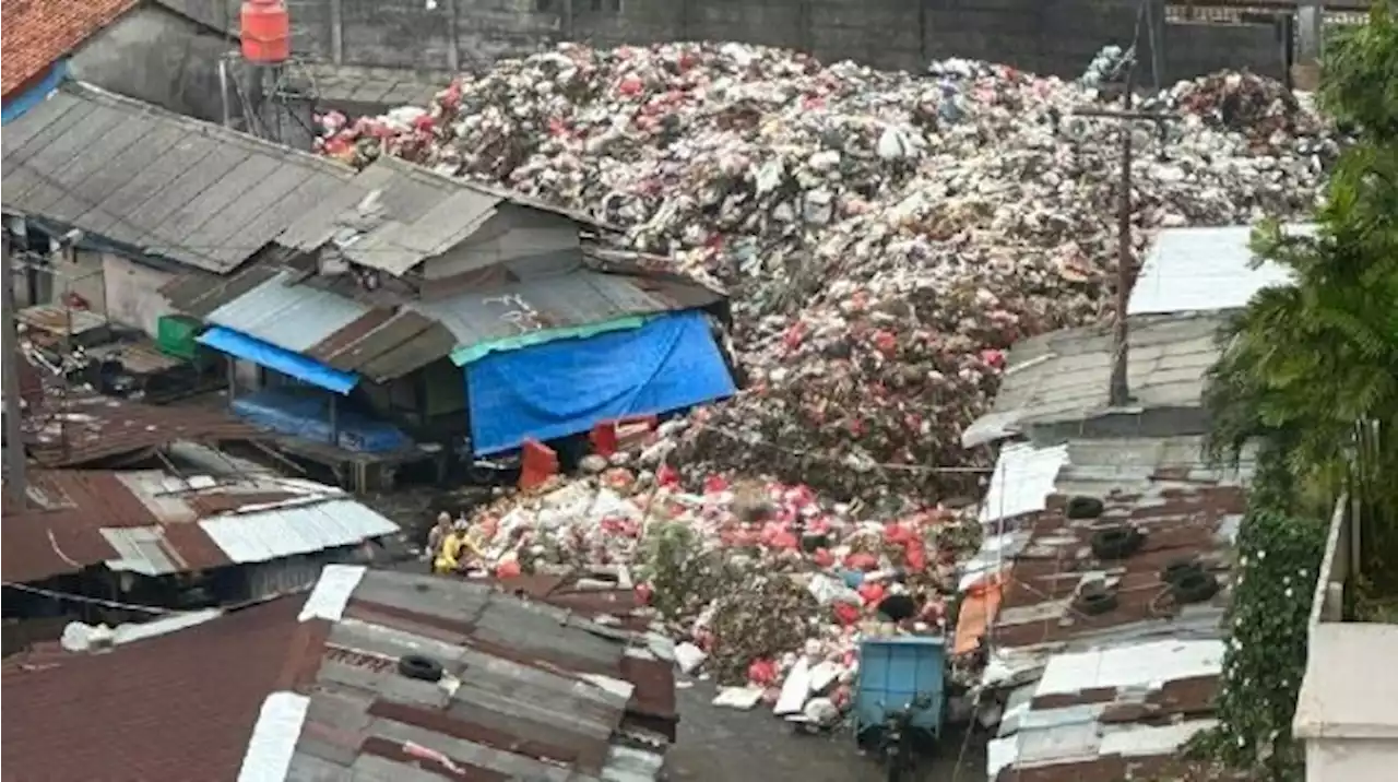 Gunung Sampah di Pasar Kemiri Muka Depok Menjulang hingga 5 Meter, Sejak Agustus 2021