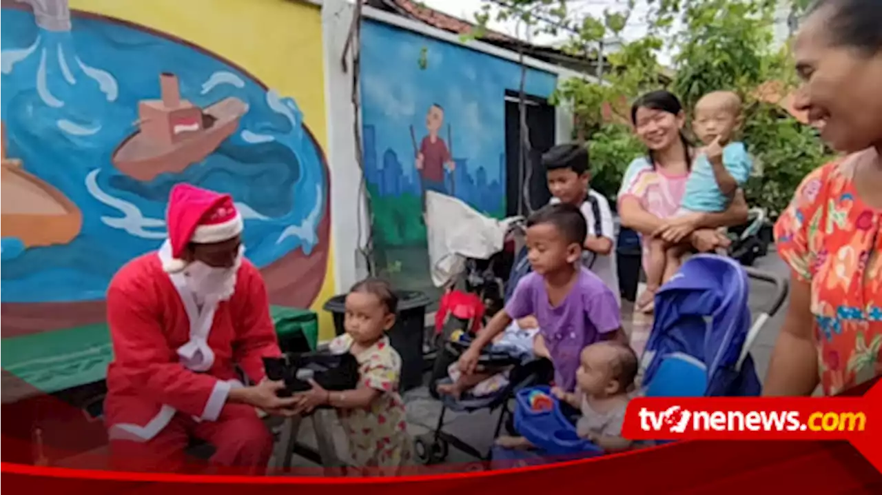 Moment Menarik Natal, Santa Claus Keliling Gang Sempit Bagikan Hadiah Bagi Anak-Anak Kurang Mampu