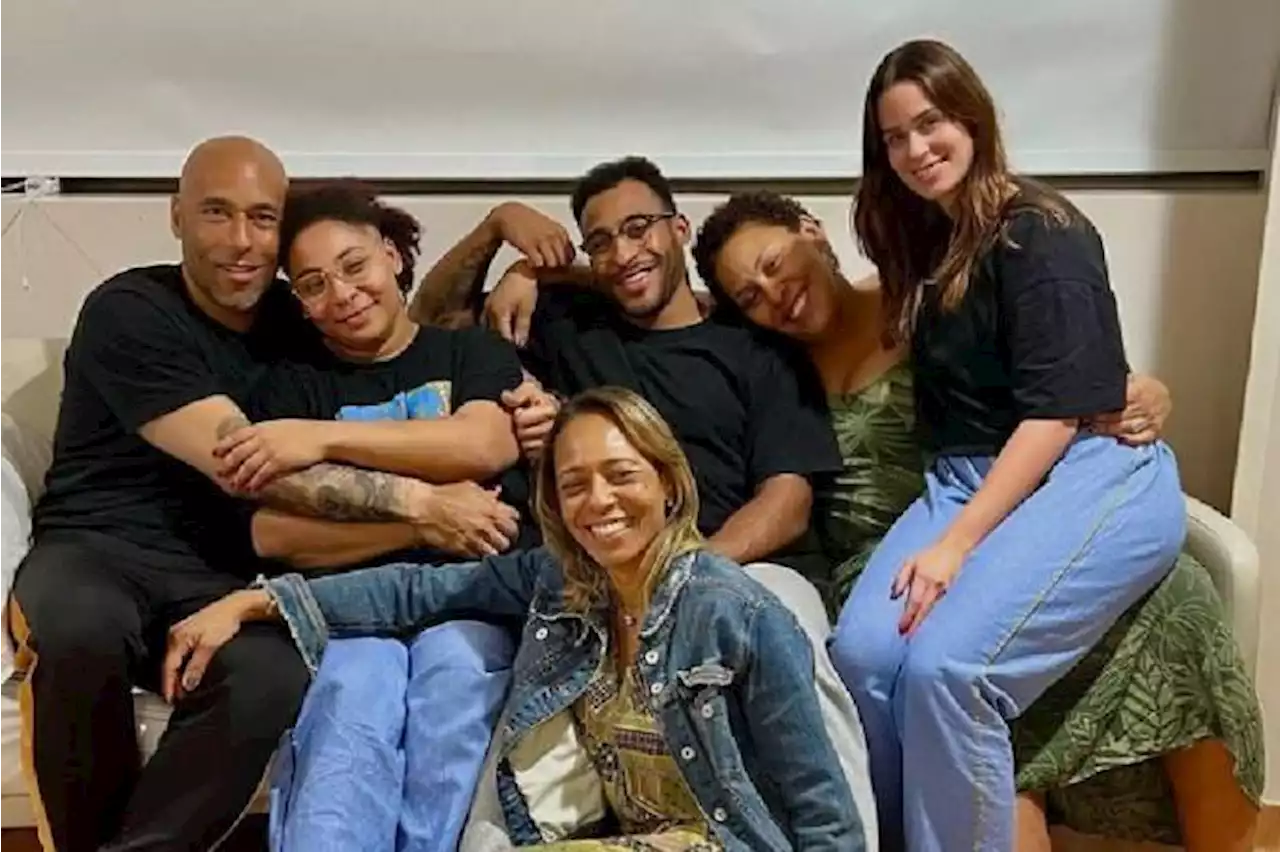 Filha de Pelé posta foto no hospital: ‘Mais uma noite juntinhos com ele’