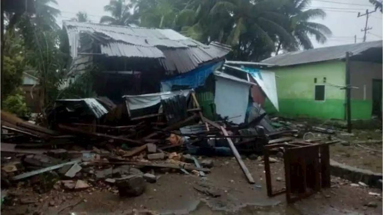 Gelombang Pasang Disertai Angin Kencang Hancurkan Belasan Rumah Warga di Mamuju