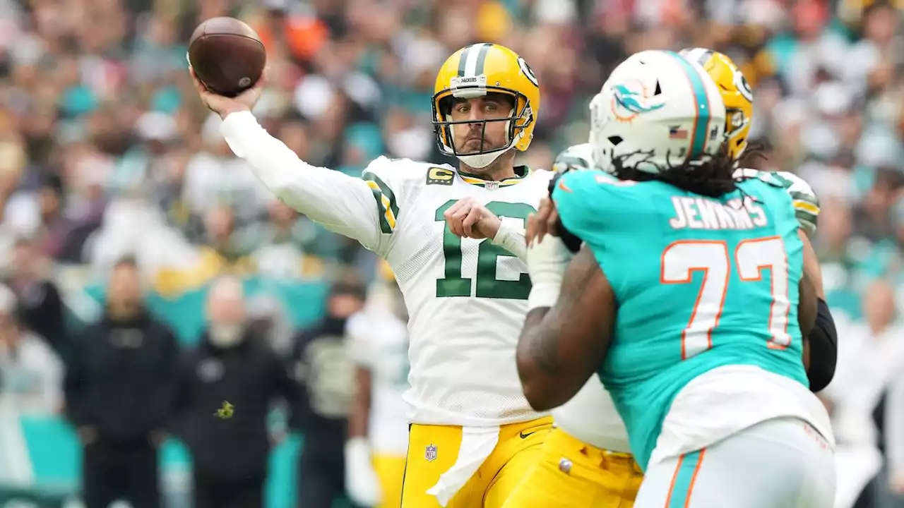 Packers upset Dolphins to shakeup multiple playoff races