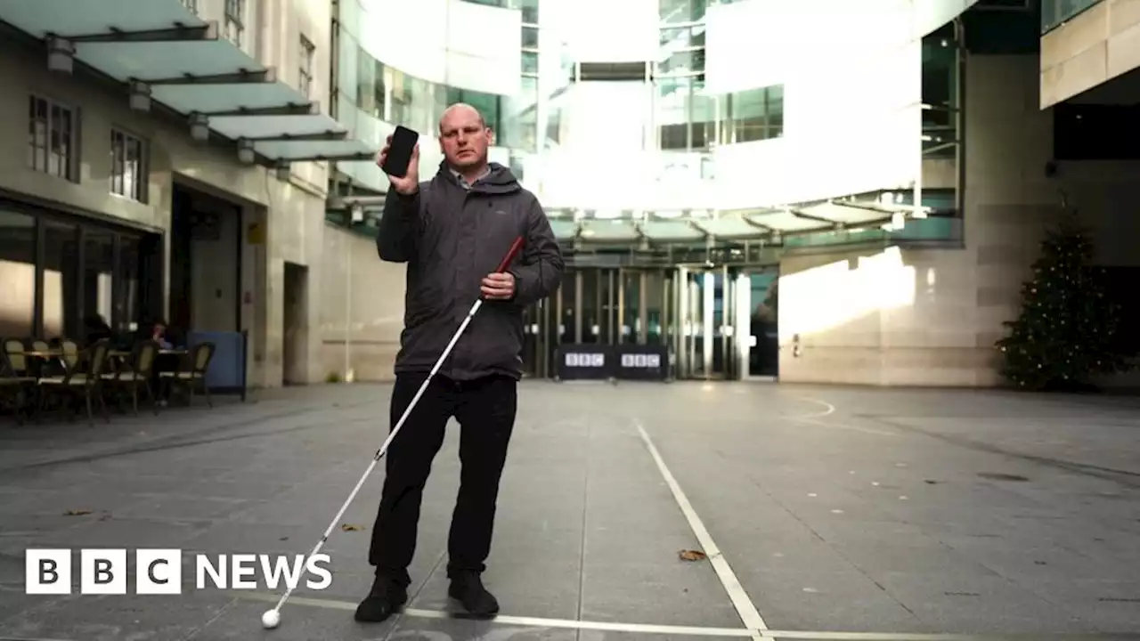 Blind BBC News correspondent Sean Dilley stops thief from stealing his phone