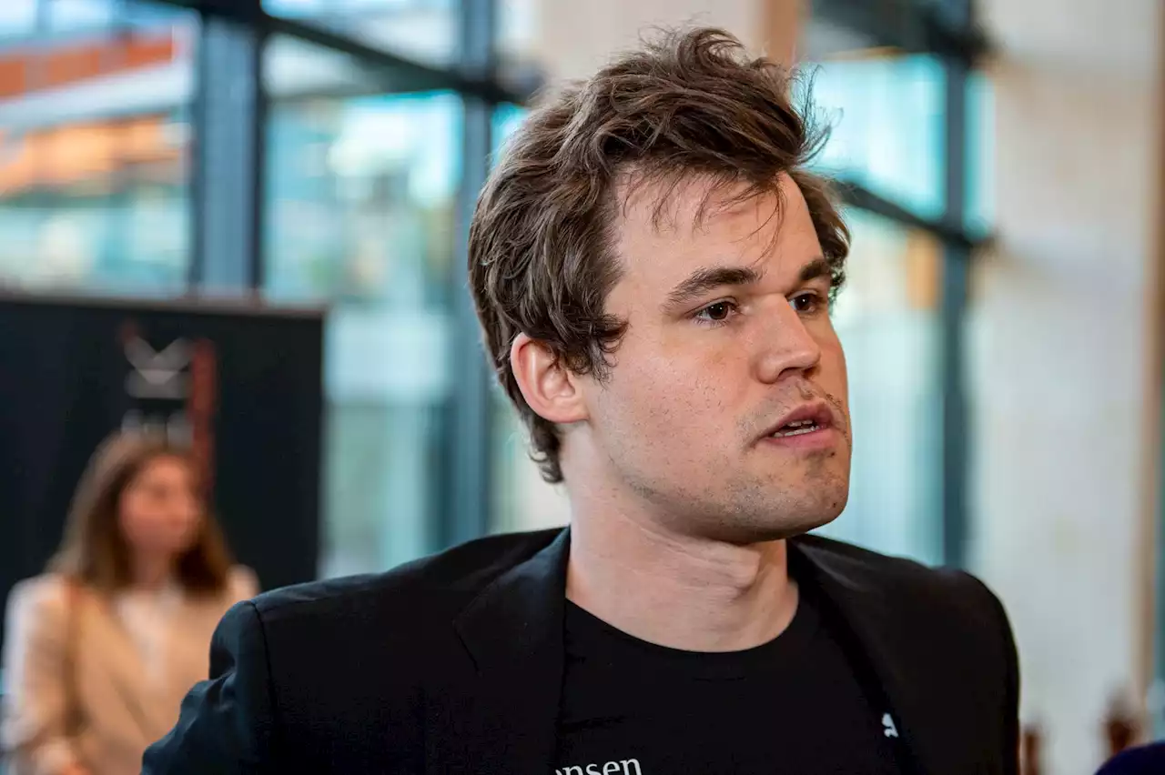 Magnus Carlsen fortsatt i ledelsen i VM i hurtigsjakk – fire runder gjenstår