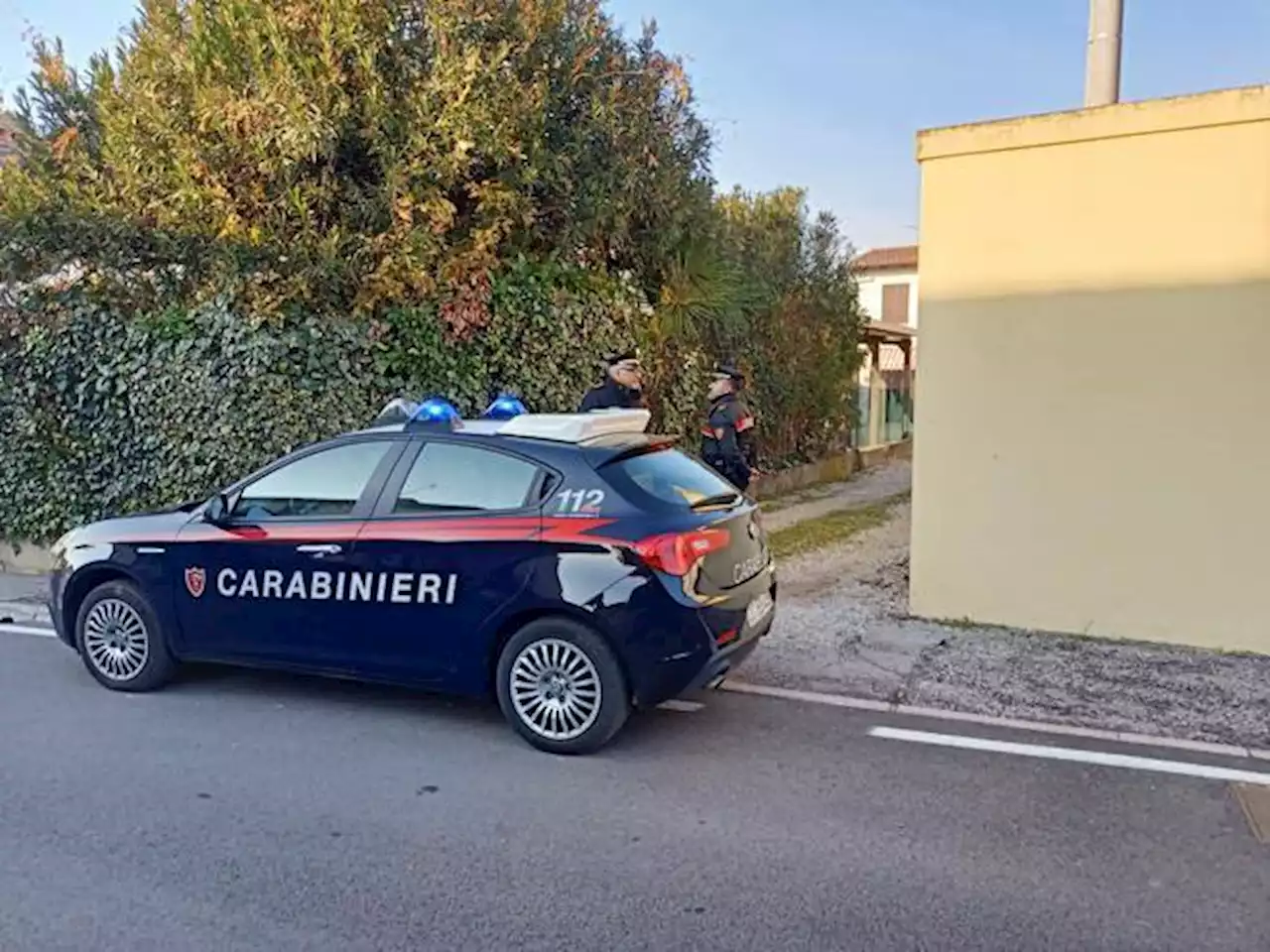 San Martino di Lupari, donna di 84 anni morta in casa. Grave il marito: ipotesi omicidio. Si cerca una delle due figlie