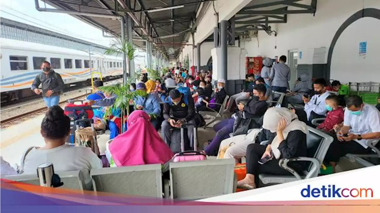 Penumpang Kereta Membludak saat Nataru, Banyak Barang Tertinggal