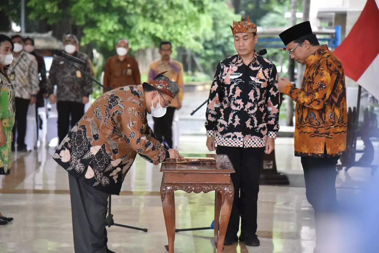 Lantik Ratusan Pejabat, Gus Muhdlor: Jangan Pernah Melarikan Diri dari...