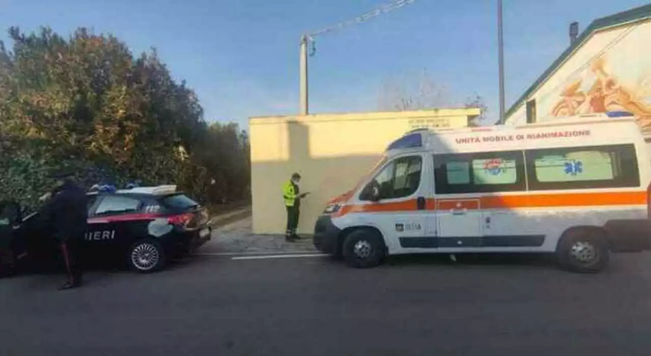 Figlia trova la mamma morta in camera e il padre gravissimo in soggiorno: ipotesi omicidio