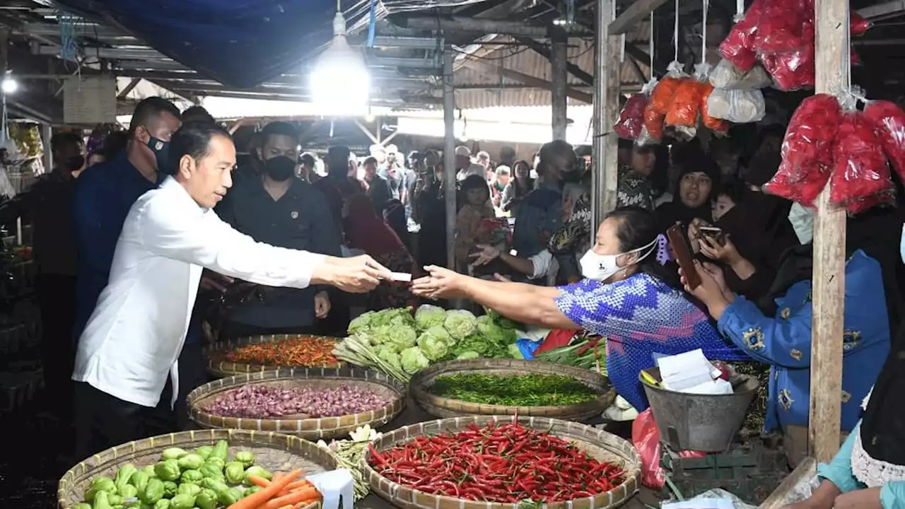 Kunjungi Pasar di Subang, Jokowi dan Iriana Berikan Bansos ke Pedagang