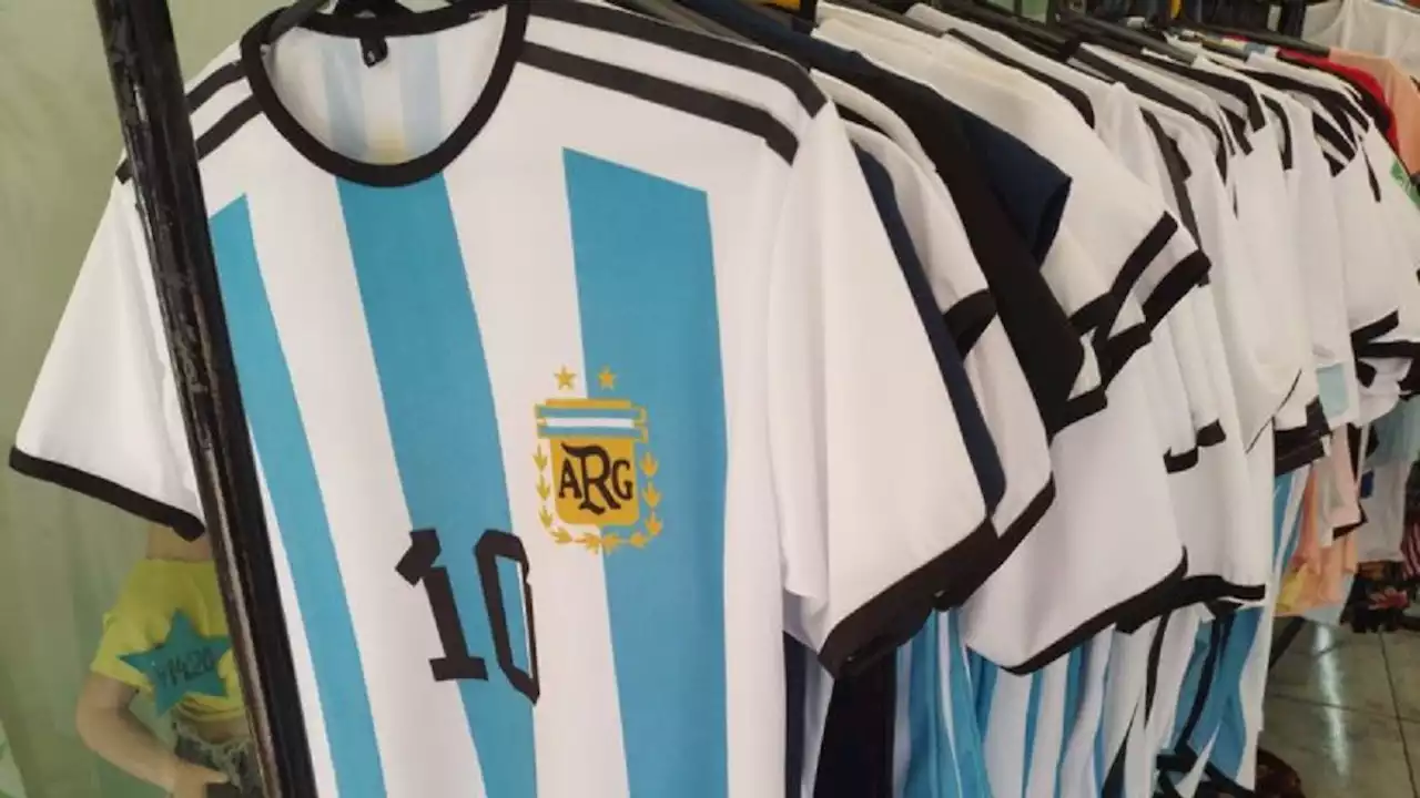 Cuánto valen las camisetas réplicas de la Selección Argentina en Avenida Avellaneda