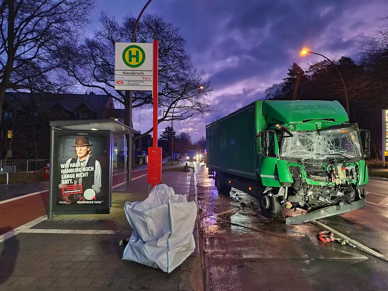 An Haltestelle in Hamburg: Lkw kracht in Bus – vier Verletzte