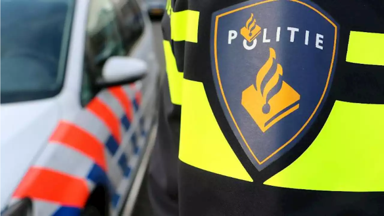 Bestelbus rijdt in op automobilist in Hoorn, slachtoffer vervolgens afgetuigd