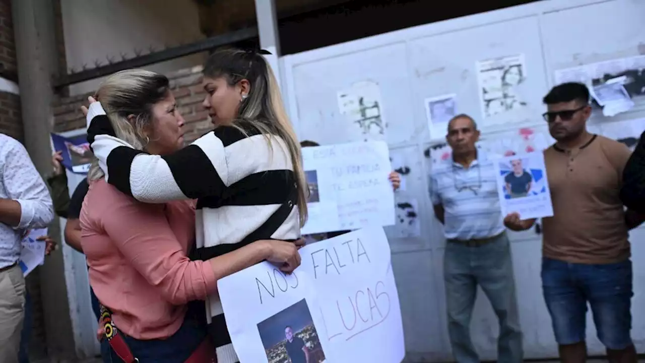 Lucas Escalante: 'Estoy destrozada, quiero que regrese sano', dijo la madre | Durante el reclamo que realizan esta mañana frente a la Fiscalía de Florencio Varela