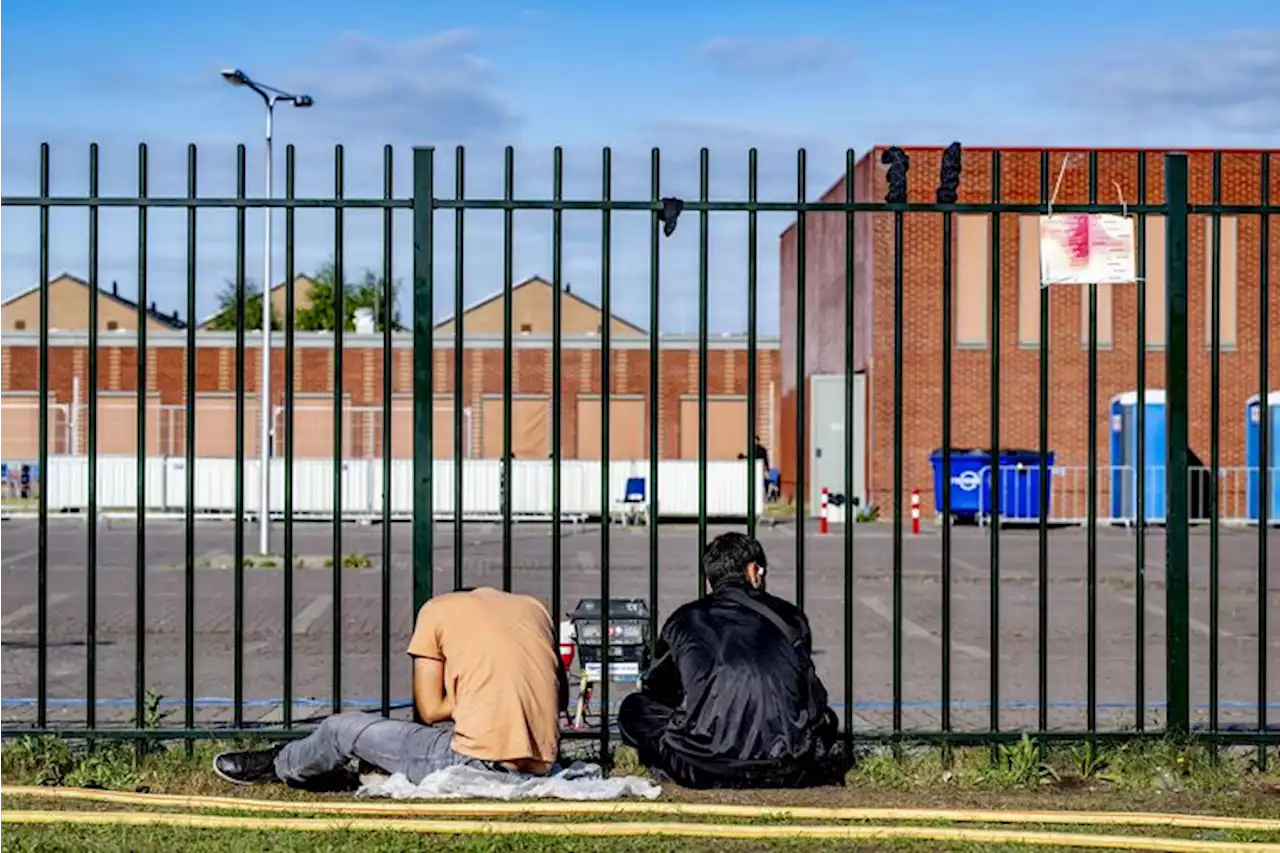 Kabinet wil uitspraken rechters over nareizigers statushouders laten schorsen