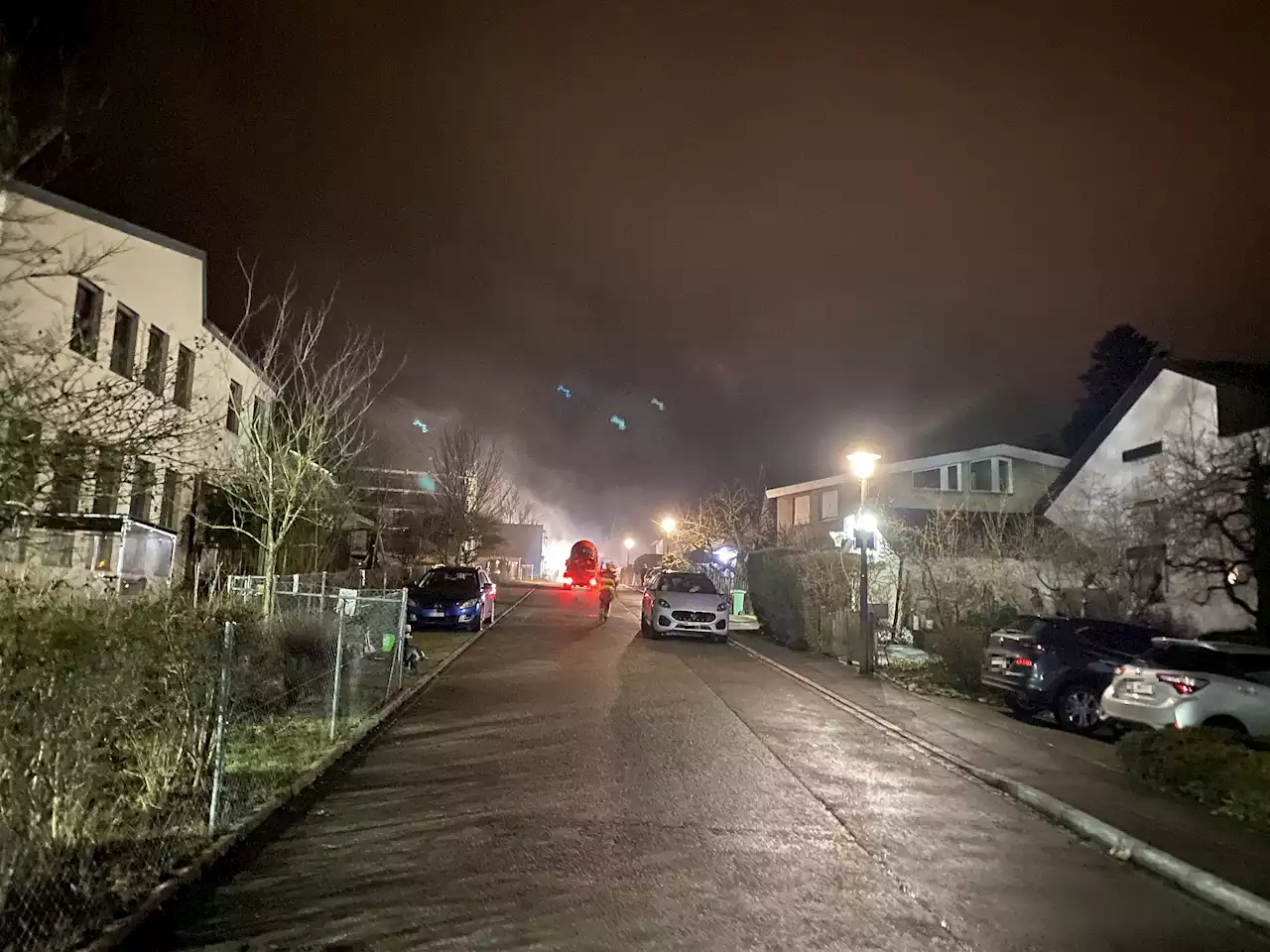 Arlesheim BL: Brand in Einstellhalle erfordert Feuerwehreinsatz