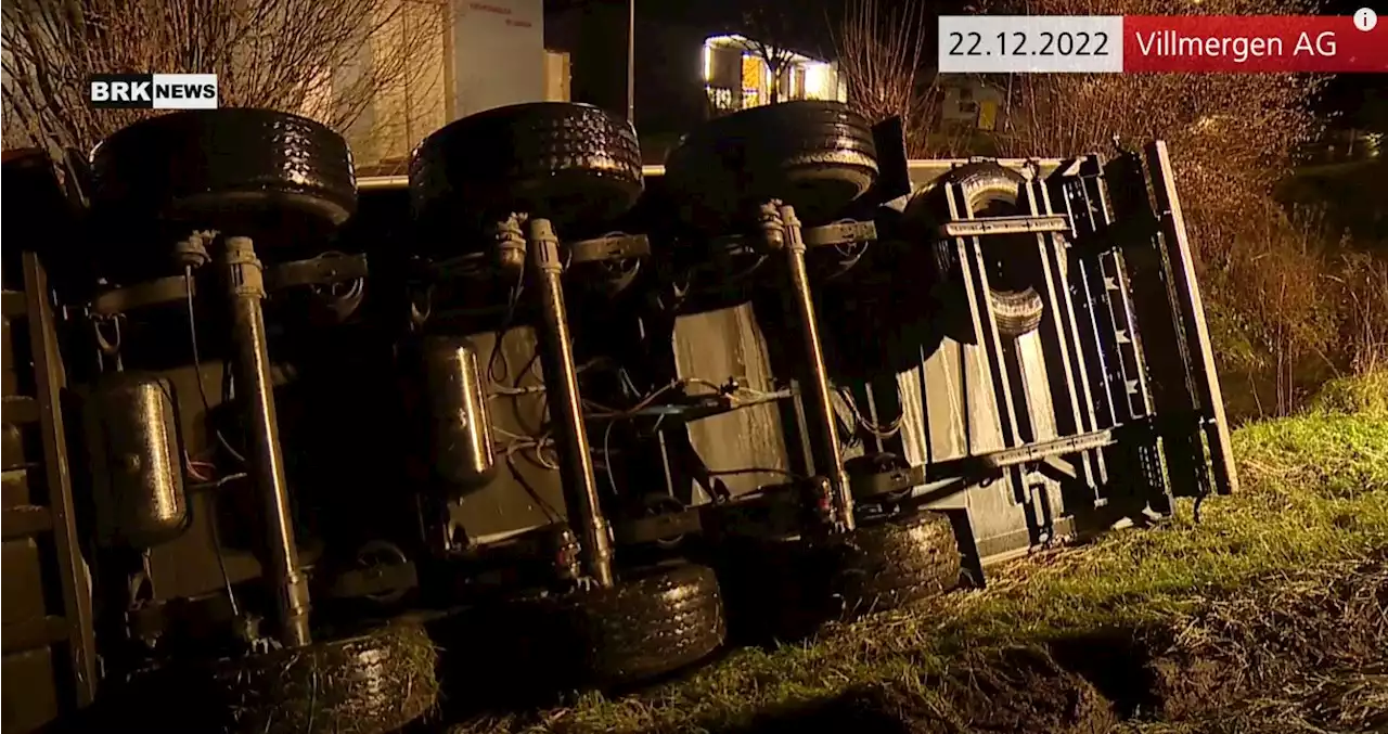 Villmergen AG: Sattelzug kippt in Bachbett – Fahrer alkoholisiert (Video)