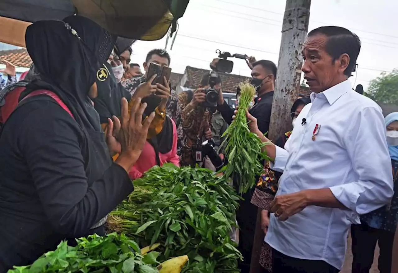 Jokowi Salurkan Bansos ke Pedagang di Pasar Baru Subang |Republika Online