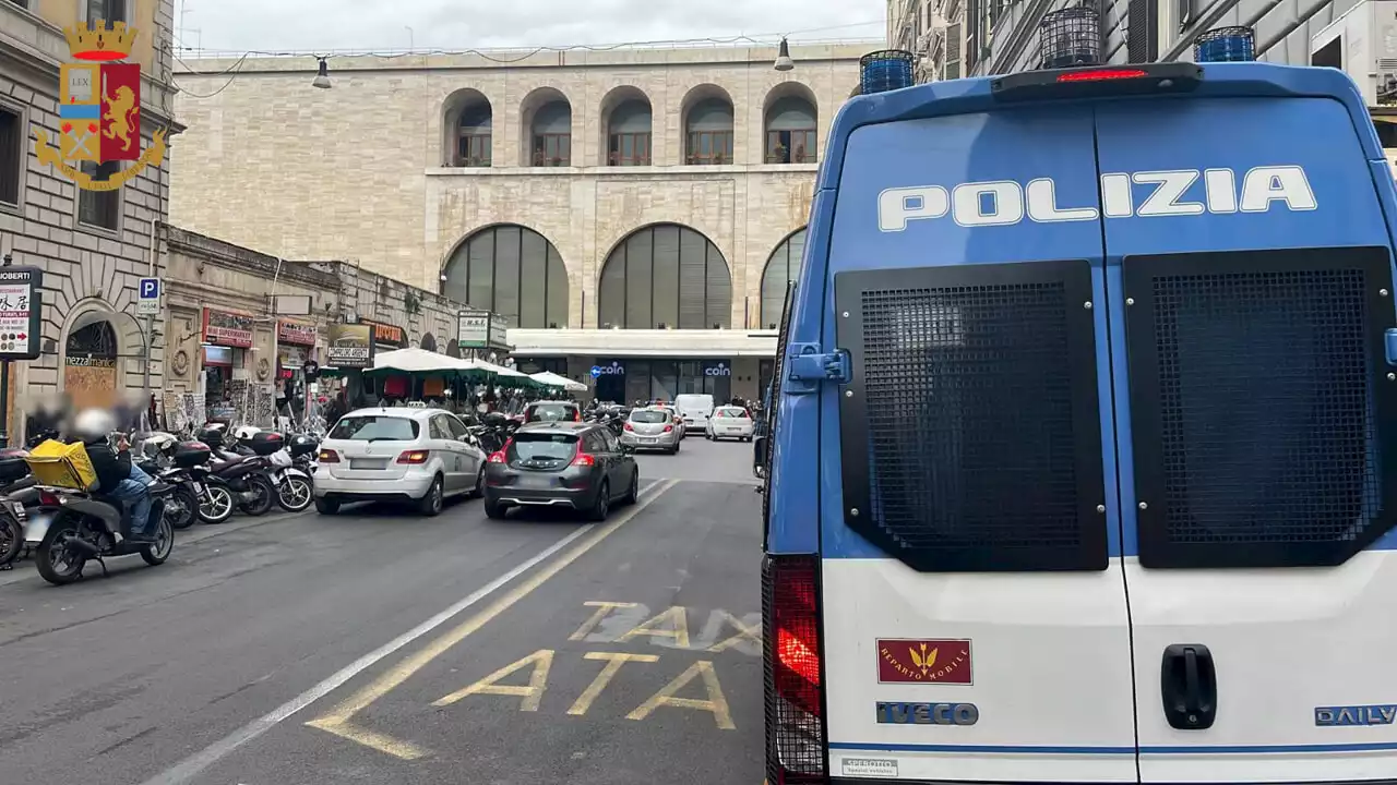 Picchiato, fatto cadere sul marciapiede e rapinato