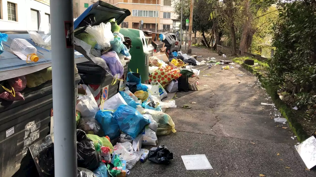 Rifiuti, a Roma strade e marciapiedi invasi dalla spazzatura del post Natale