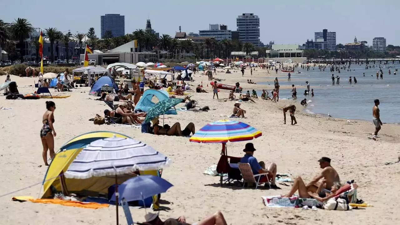 Heatwave with potential to kill hits parts of southern Australia, easing before returning for New Year's Eve