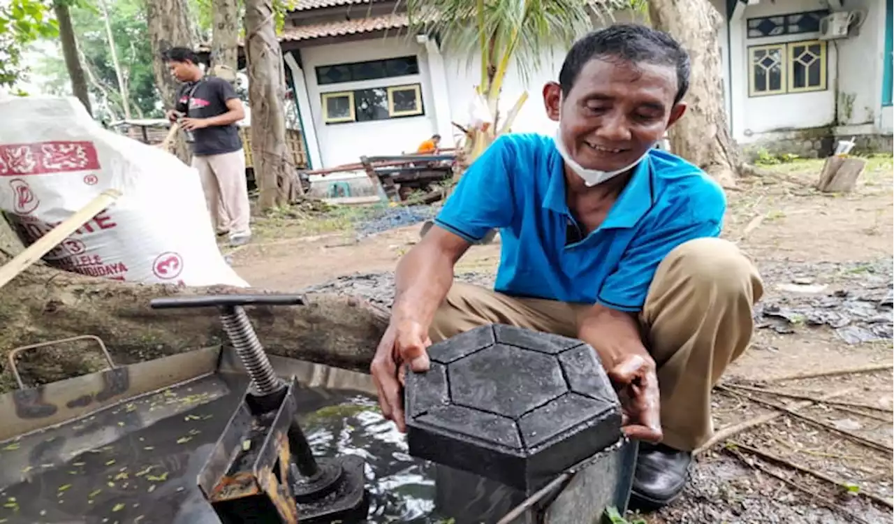 Berhasil Bikin Paving Blok Plastik, Pegawai DLH Dapat Pesanan 5.000 Unit