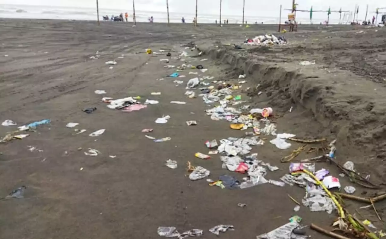 Hadeh, Wisatawan di Pantai Parangtritis Banyak yang Buang Sampah Sembarangan