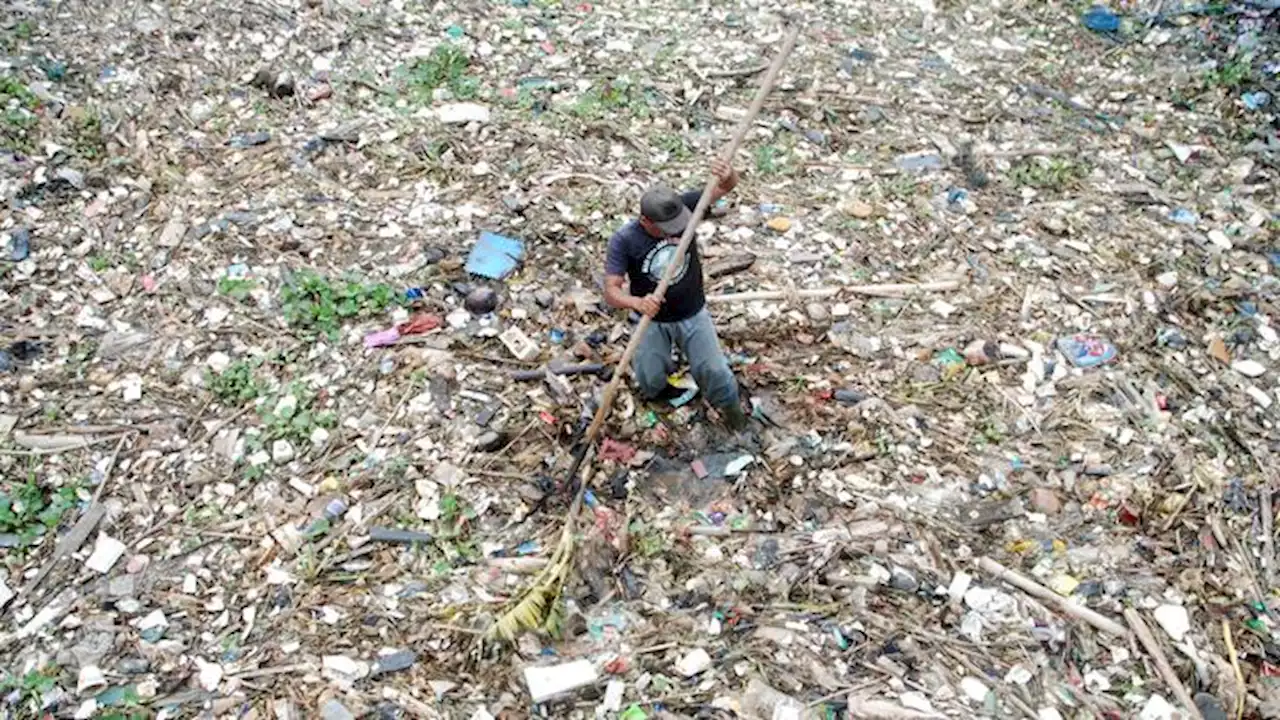 Aksi Bersih-bersih Lautan Sampah di Sungai Citarum