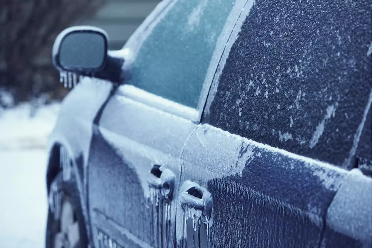 Eleven tips for what you should have in your car in case you get stuck in icy weather as Met Office releases ice warning