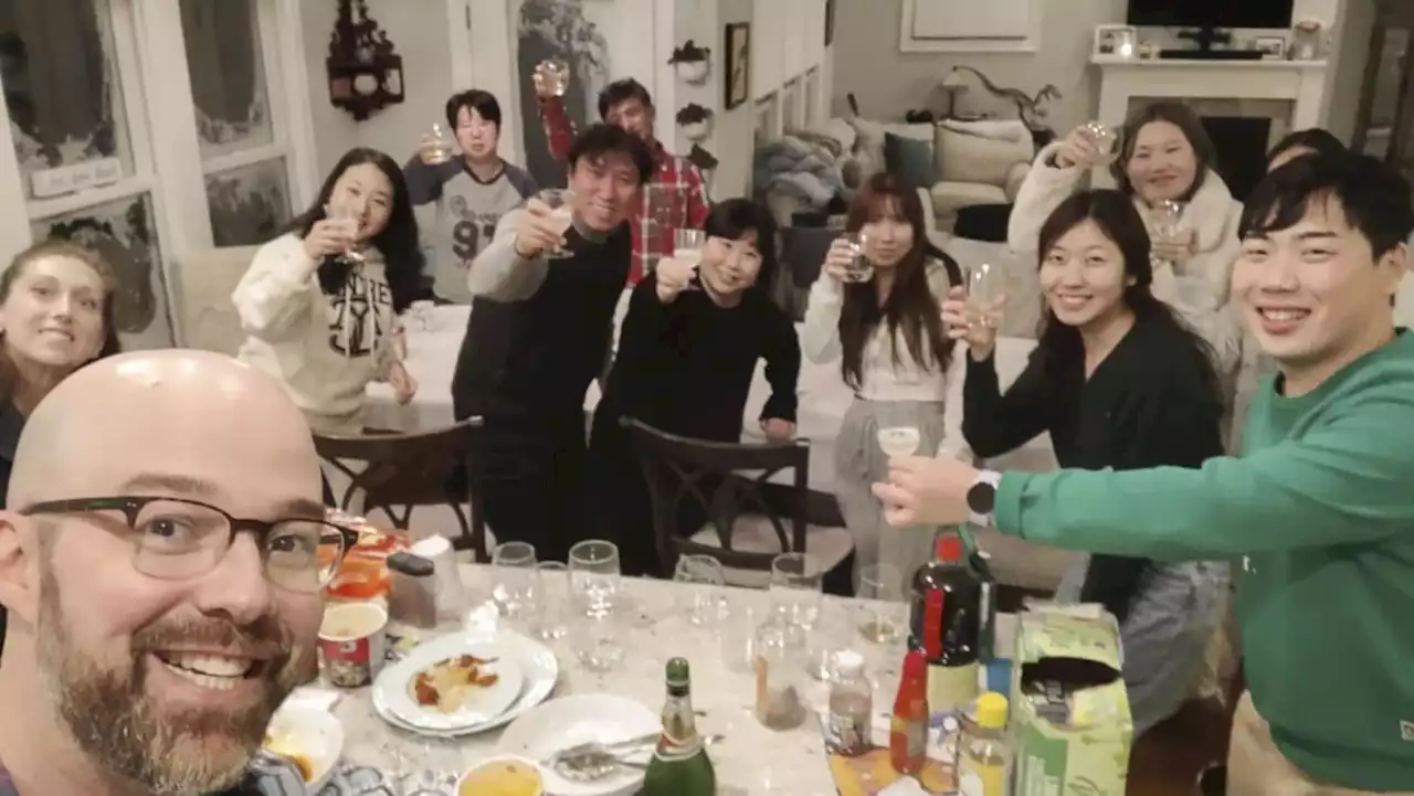 9 Korean tourists got stranded in snow outside a New York house. They spent Christmas weekend with the homeowners