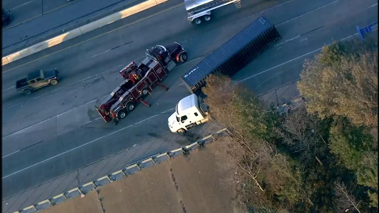 Outbound lanes on Highway 225 closed for 2 hours following 18-wheeler rollover crash: HPD