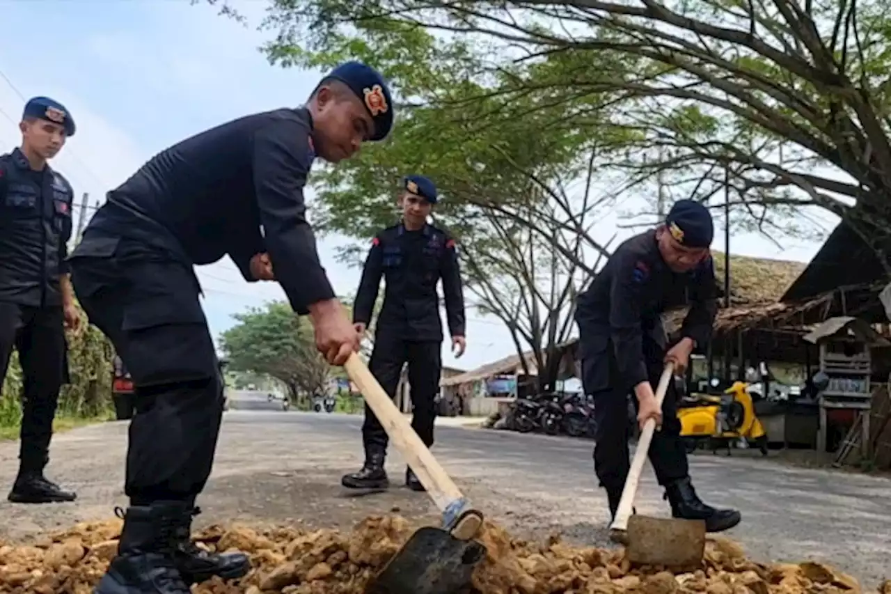 Cegah laka lantas, Brimob Polda Aceh tambal jalan pintas - ANTARA News