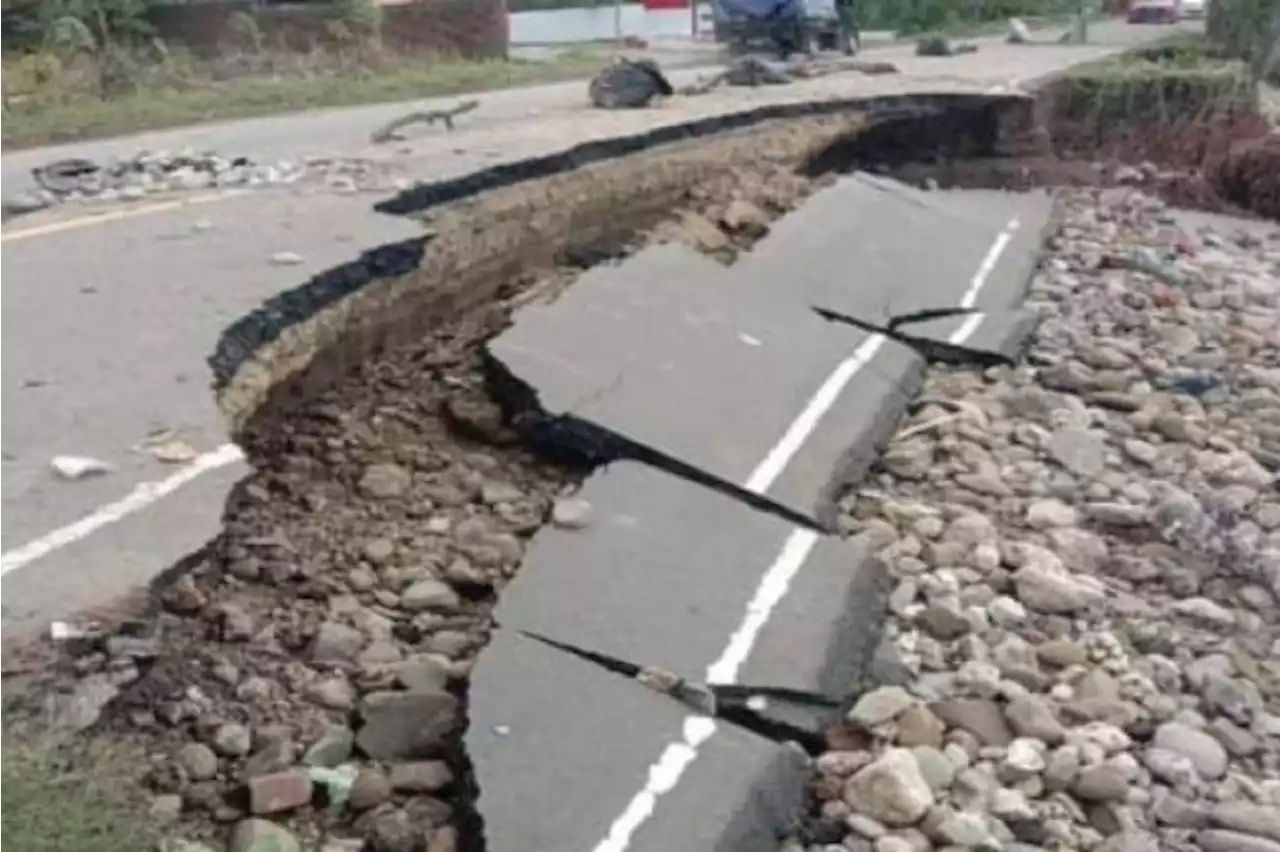 Terjangan gelombang pasang perairan Sulawesi rusak jalan di Majene