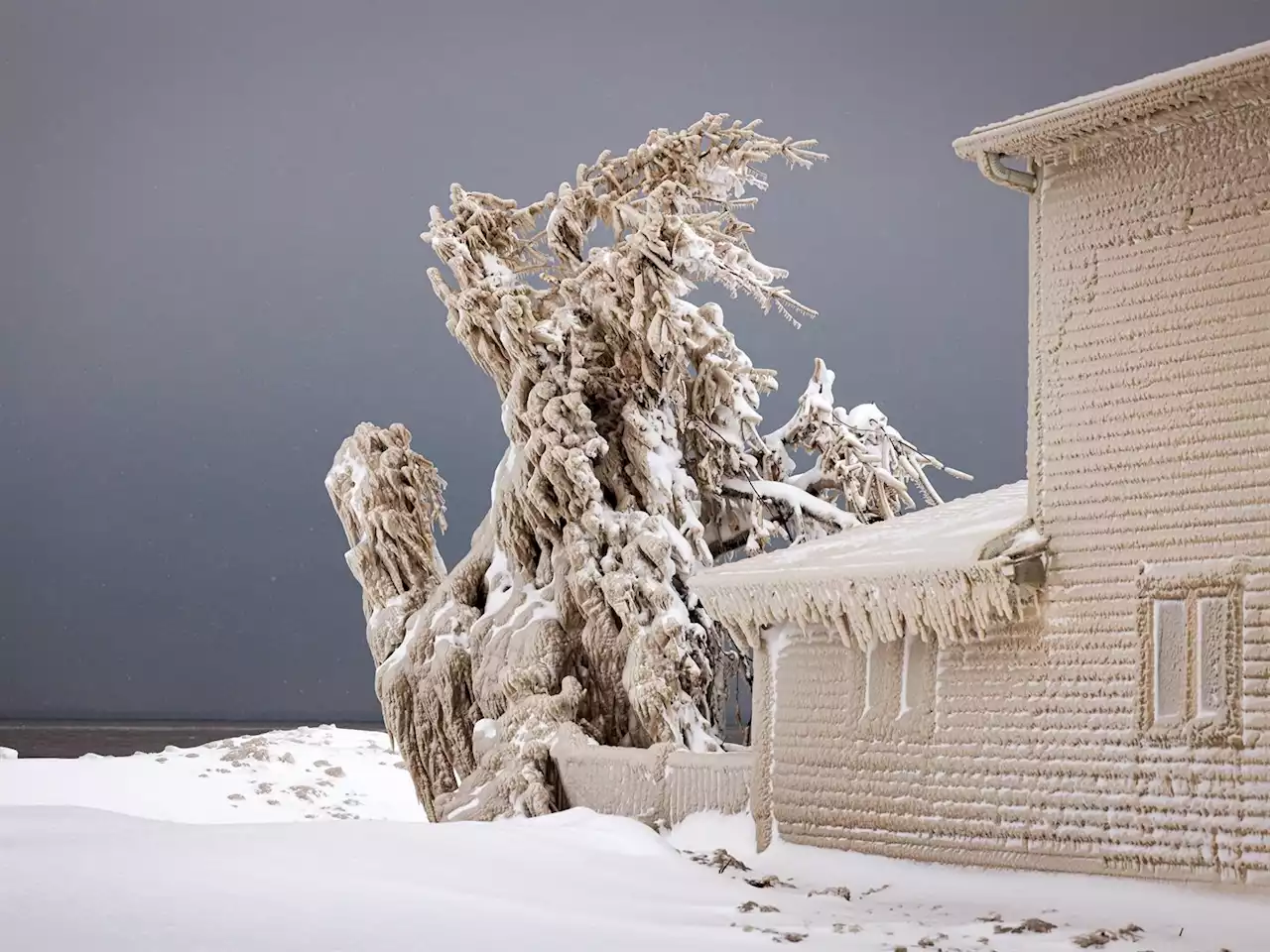 TAKE A LOOK | Homes and piers covered in ice after a deadly US blizzard | Business Insider