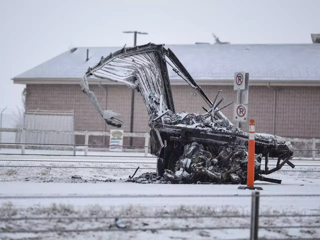 One lane of Highway 2 reopens after fatal collision involving more than a dozen vehicles near Airdrie