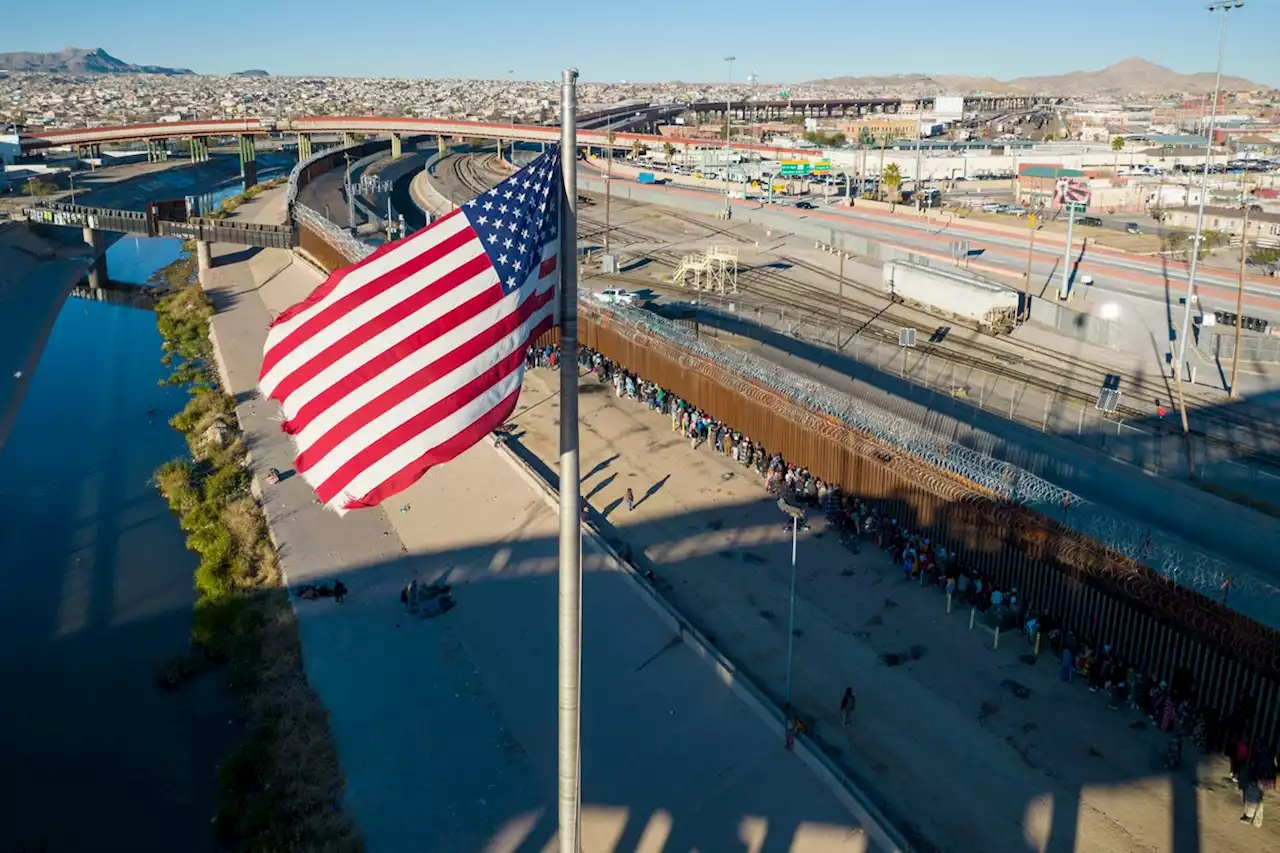 Etats-Unis : l'expulsion des migrants aux frontières maintenue par la Cour suprême