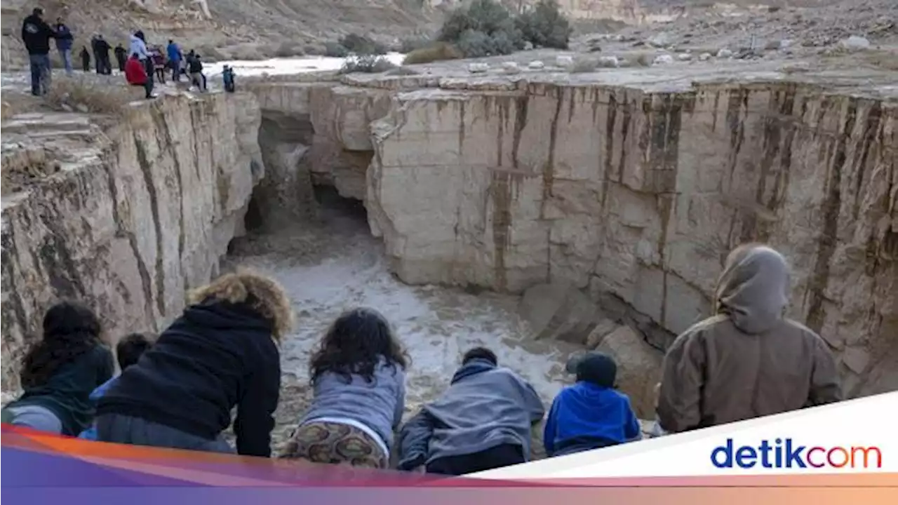 Banjir Bandang di Gurun Negev Israel Jadi Tontonan Warga